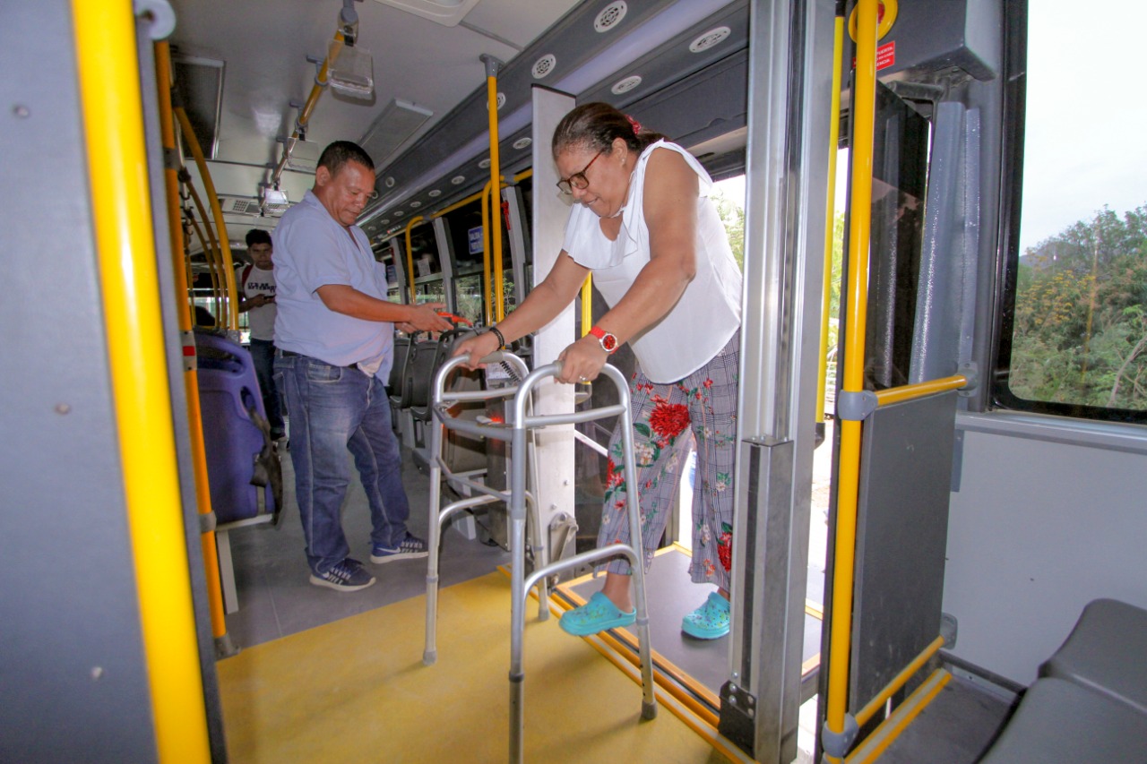 Diocelina Yance, haciendo uso del busetón