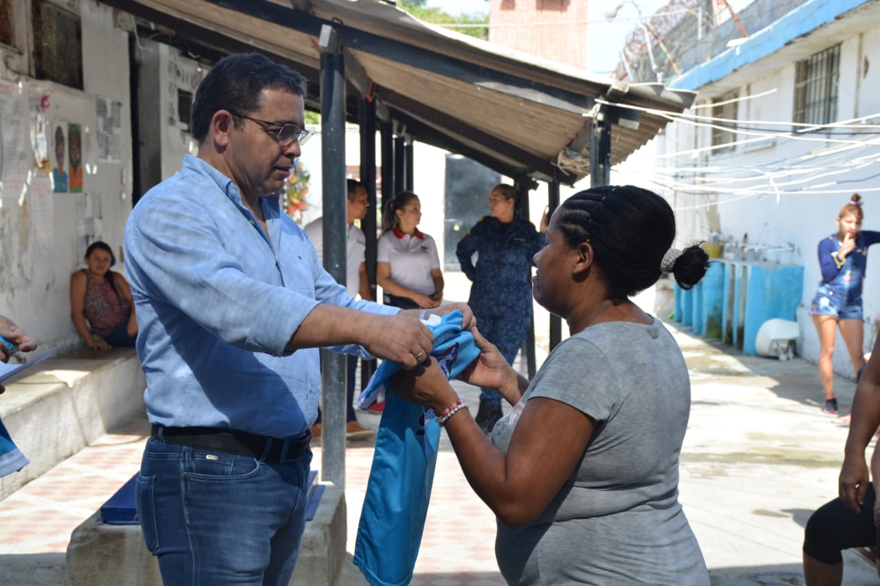 Entrega de uniformes a reclusas.