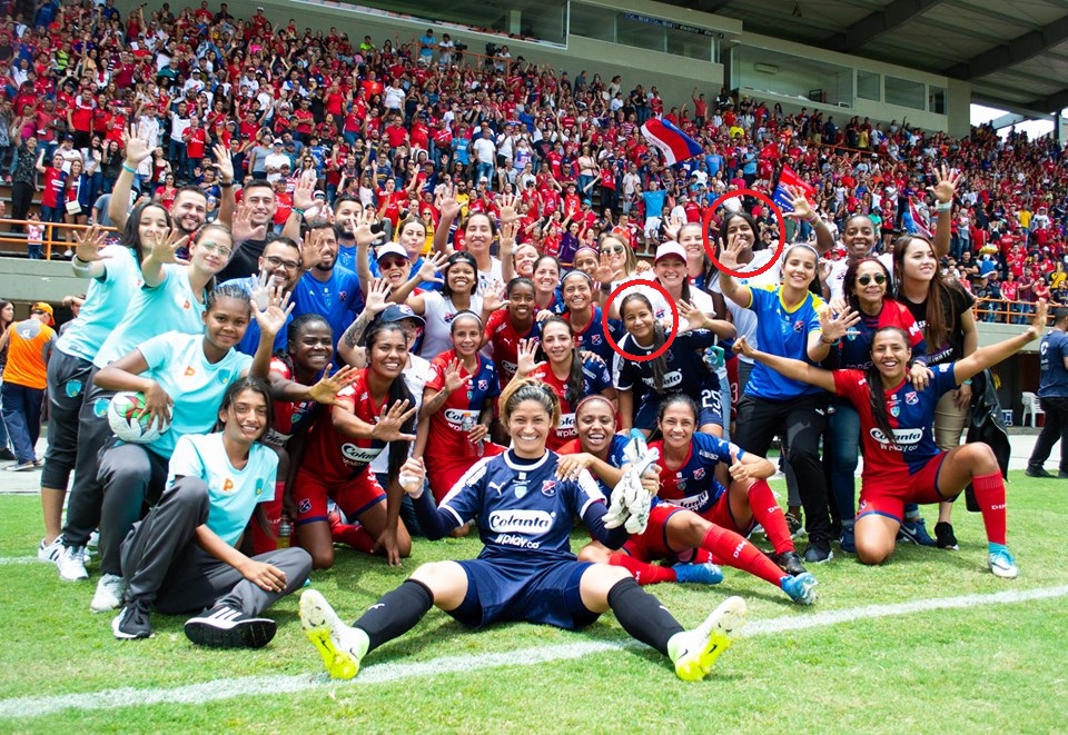 Valeria y Yuliana celebrando el paso a la final del Medellín.