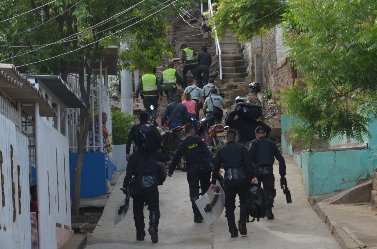 En la mañana de este viernes se llevó a cabo la demolición de las dos viviendas utilizadas como 'ollas' del microtráfico. 