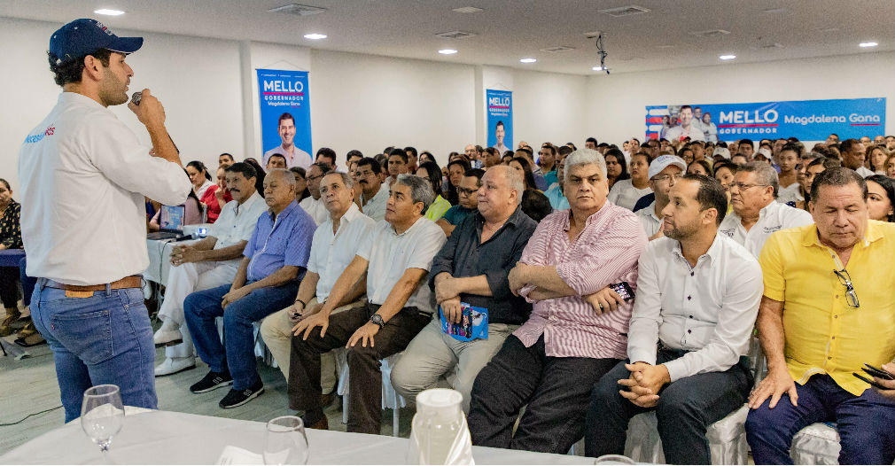 El Mello compartiendo con simpatizantes de su campaña.