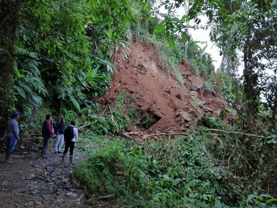 Derrumbe en vía que conduce a San Pedro de la Sierra. 