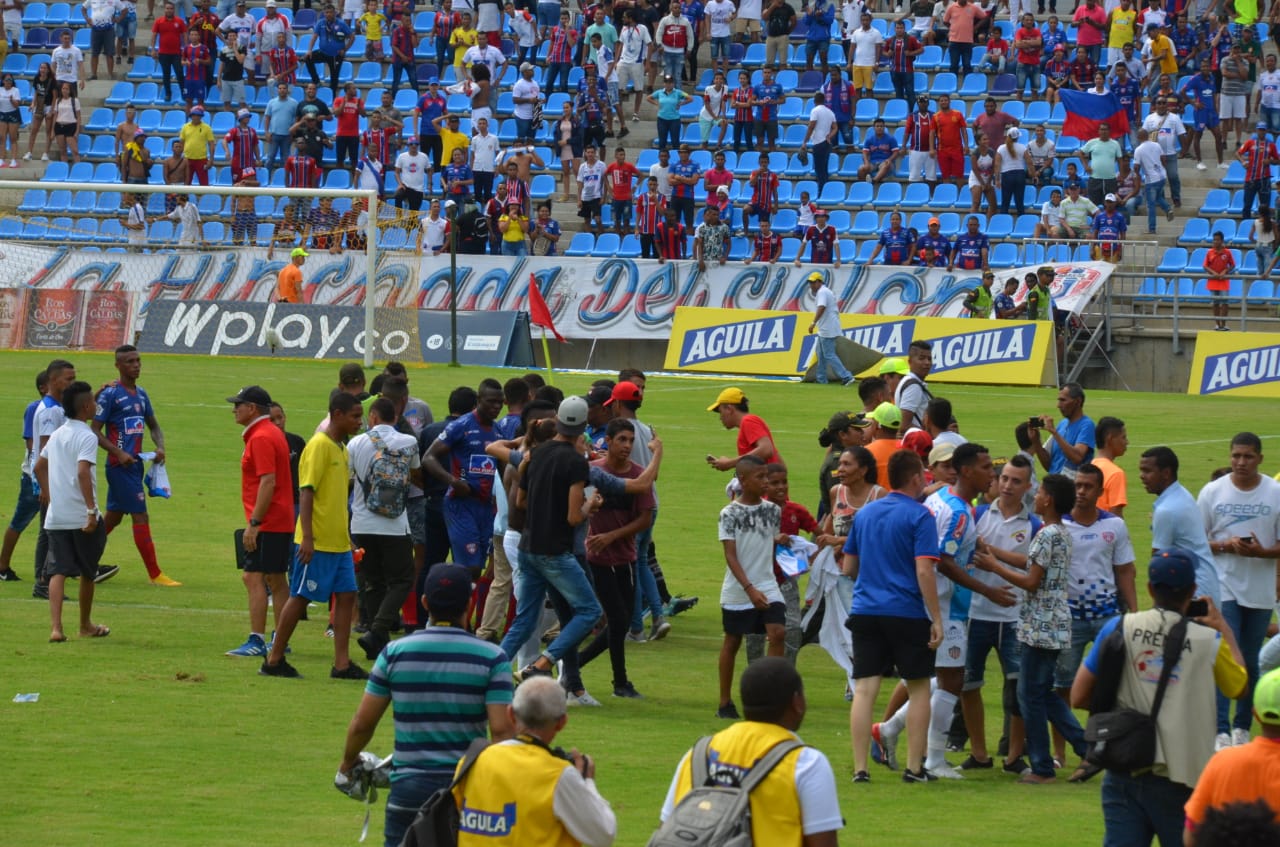 A los jugadores le tocó gambetear el gran número de aficionados que invadieron el escenario. 