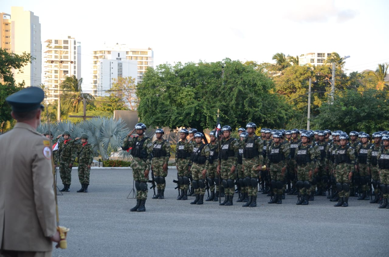 Momentos de la transmisión de mando de la Primera División del Ejército.