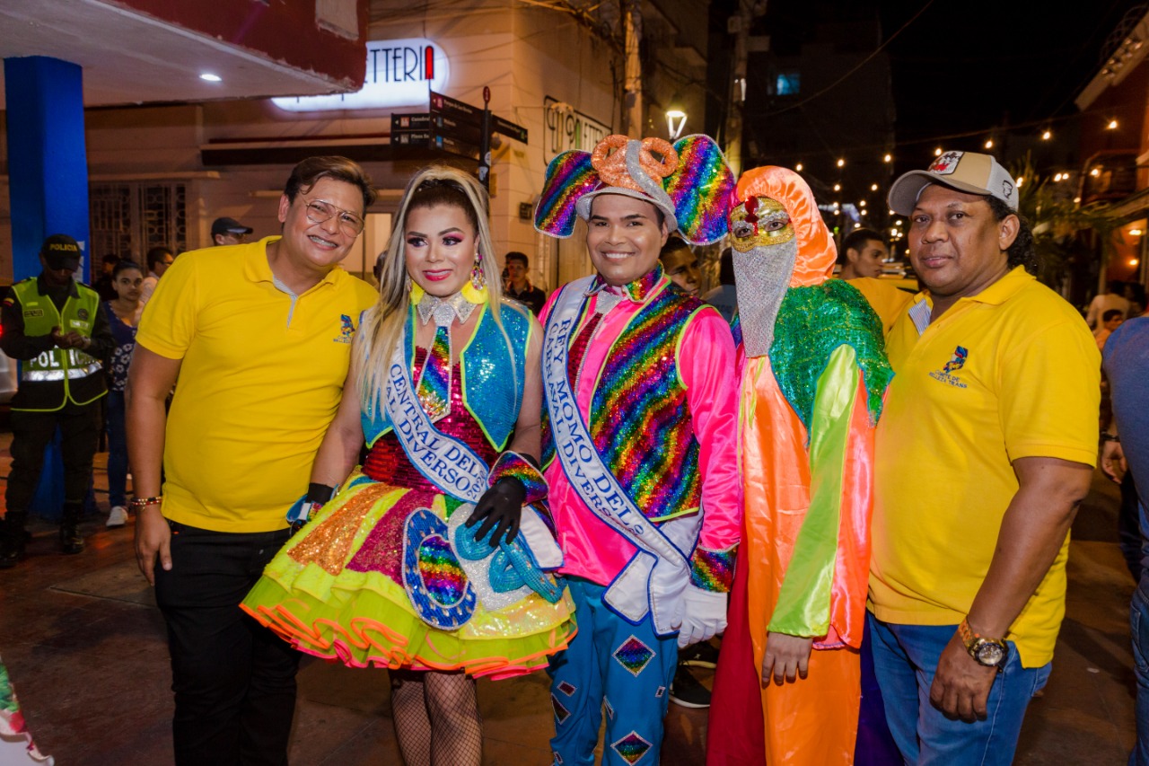 Los Reyes del Carnaval y organizadores disfrutaron del colorido desfile.