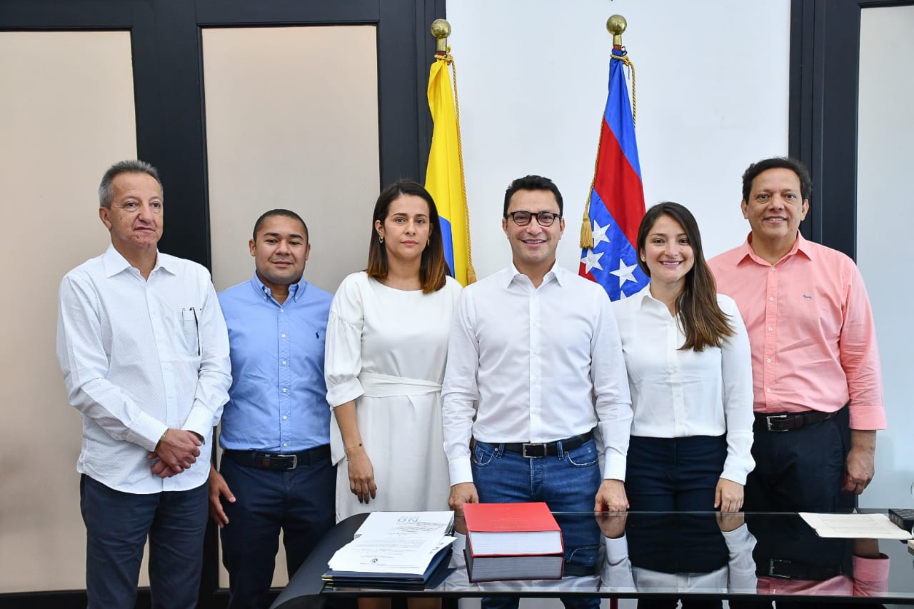 Carlos Caicedo con los nuevos servidores públicos.