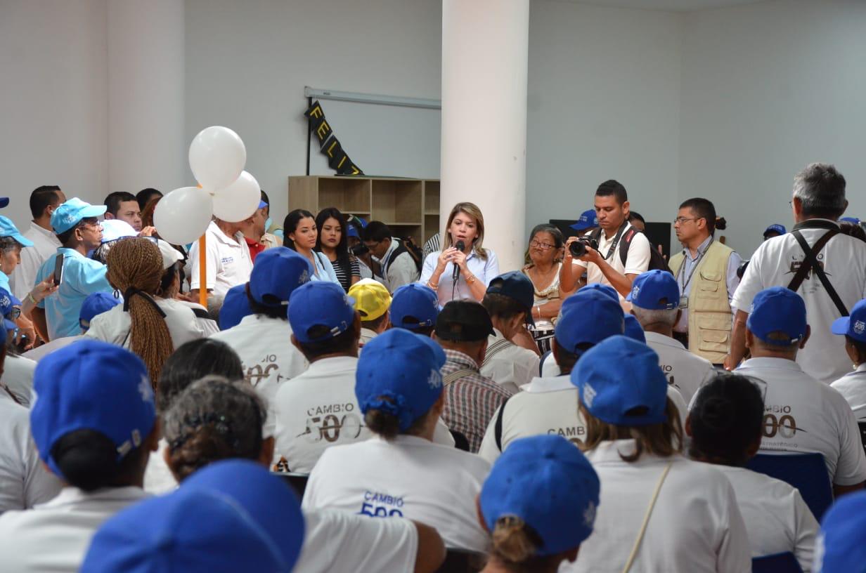 Alcaldesa Virna Johnson en el Centro de Vida de Bastidas.