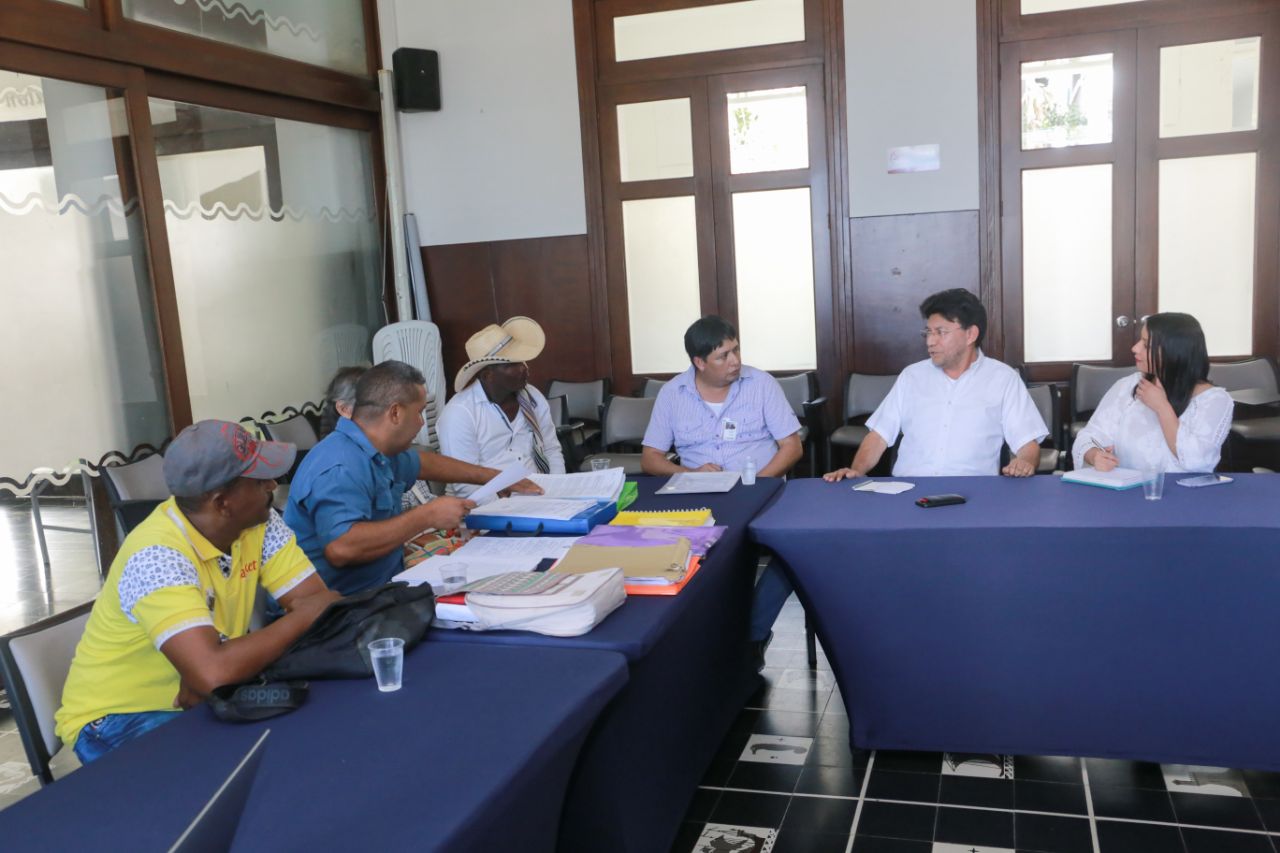 Reunión entre funcionarios de la Gobernación y líderes reclamantes de tierras.