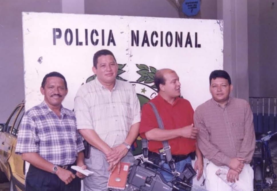 Foto tomada hace casi dos décadas. Jairo Villafañe con colegas periodistas cubriendo noticias en la Policía.