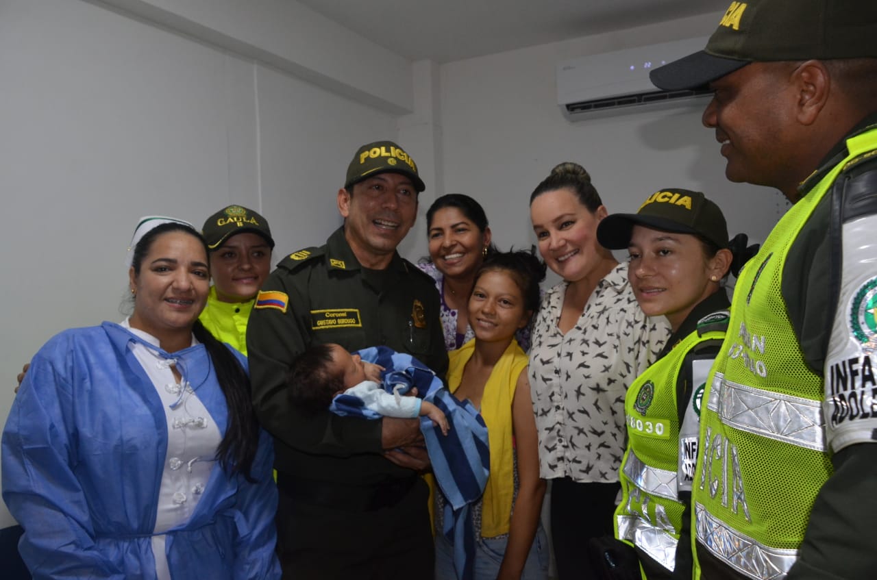 Momento de celebración del coronel Gustavo Berdugo al momento de la entrega del bebé.