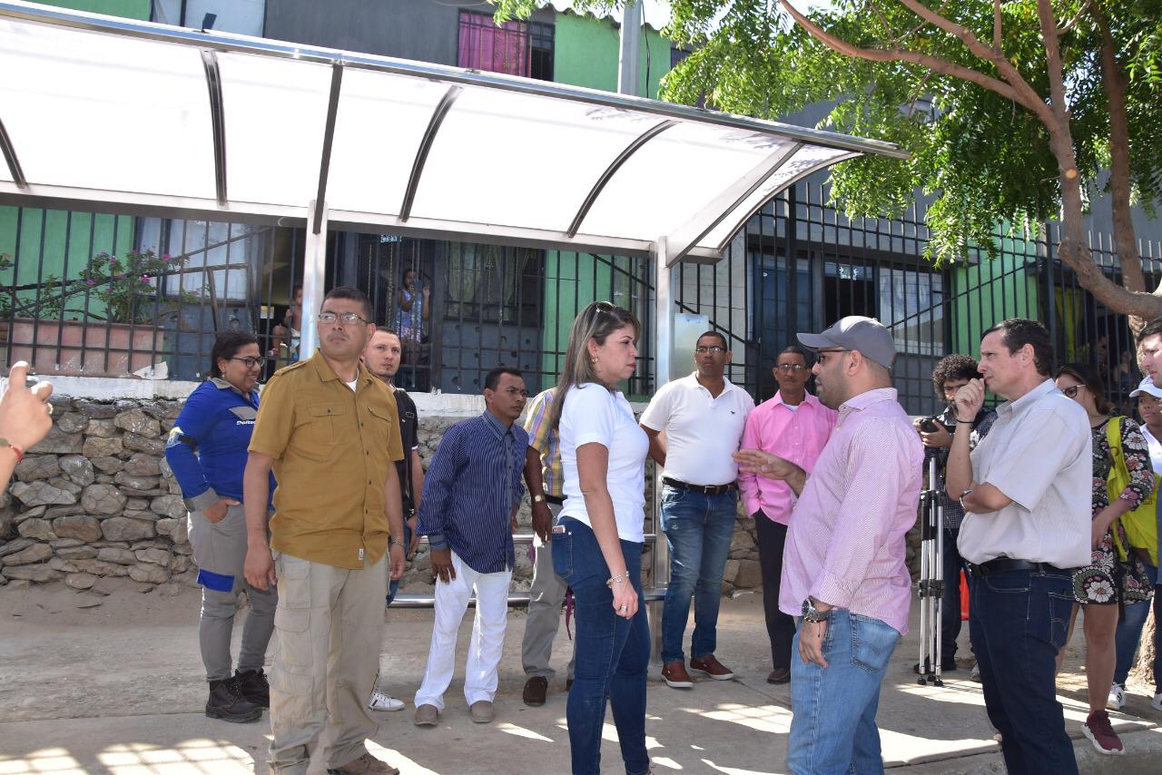 La alcaldesa Virna Johnson durante su visita a las obras.