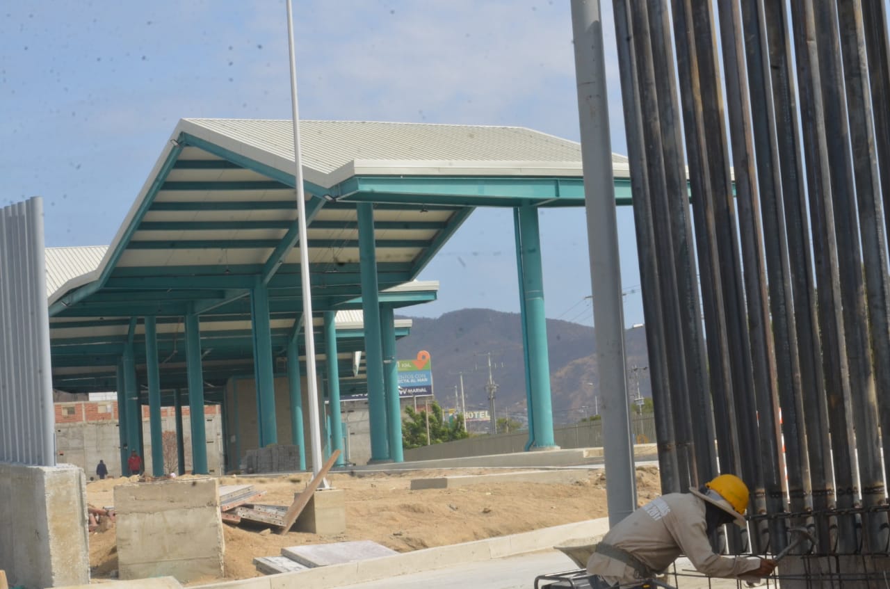 La terminal de buses no está funcionando. Aún está en obra, pese a que Martínez anunció que ya funcionaba.