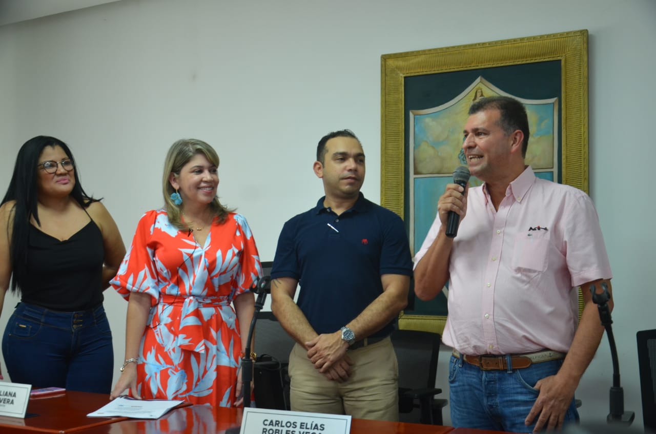 La alcaldesa Virna Johnson con la mesa directiva del Concejo. 