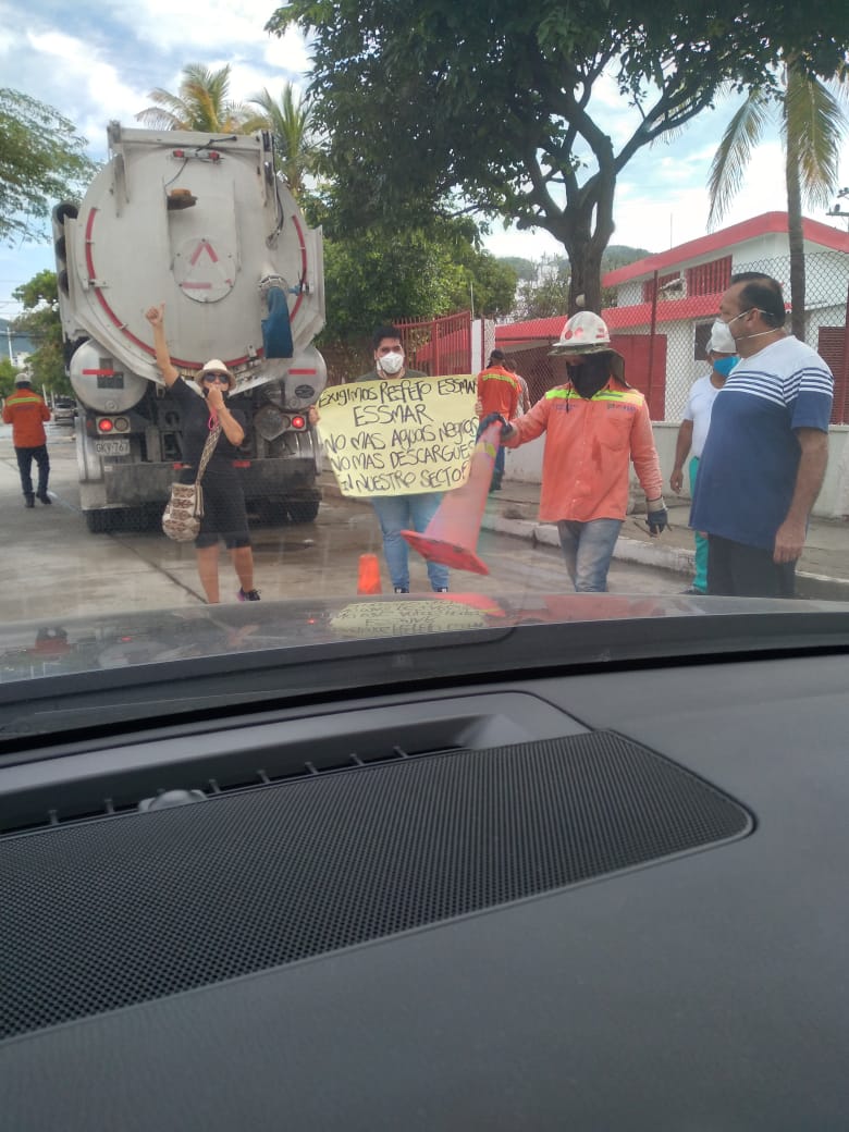 En la avenida Tamacá denuncian que están descargando aguas negras. 