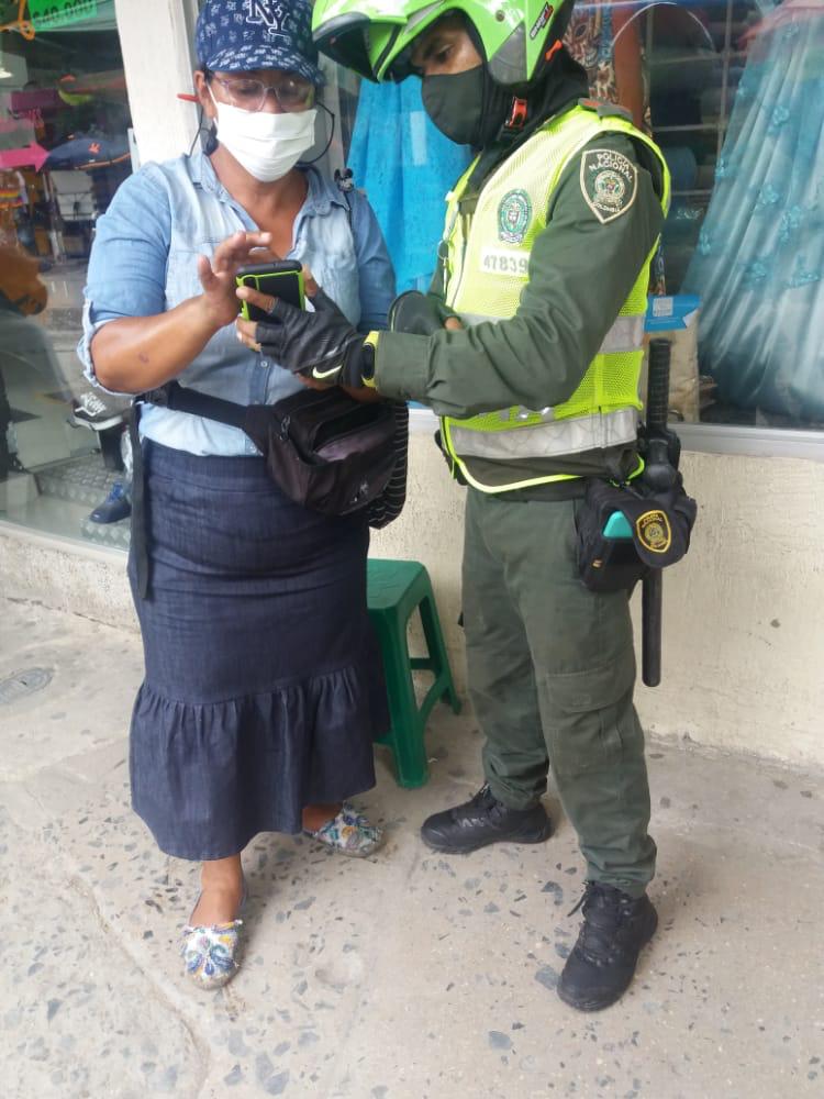 Momento en que la mujer fue requerida por la Policía.