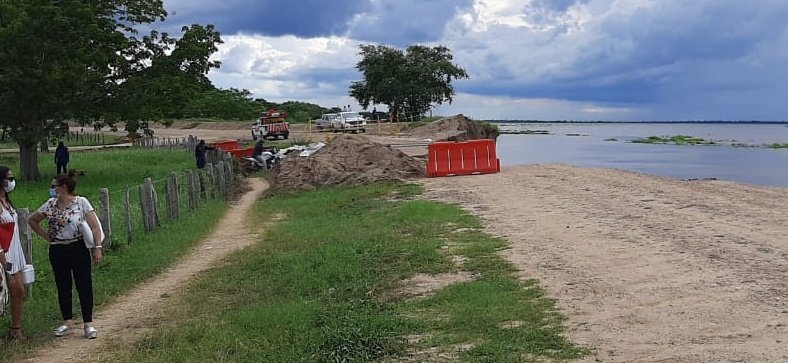 Solano dijo que Indicó que lo único que han hecho es desviar la vía 10 metros tierra adentro para mantener la movilidad.