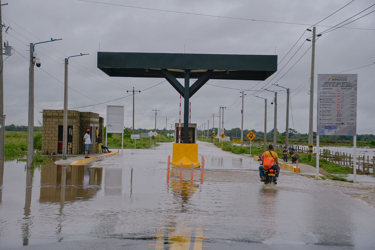 El agua desbordada del río sobre la carretera, en la vía a El Retén. 