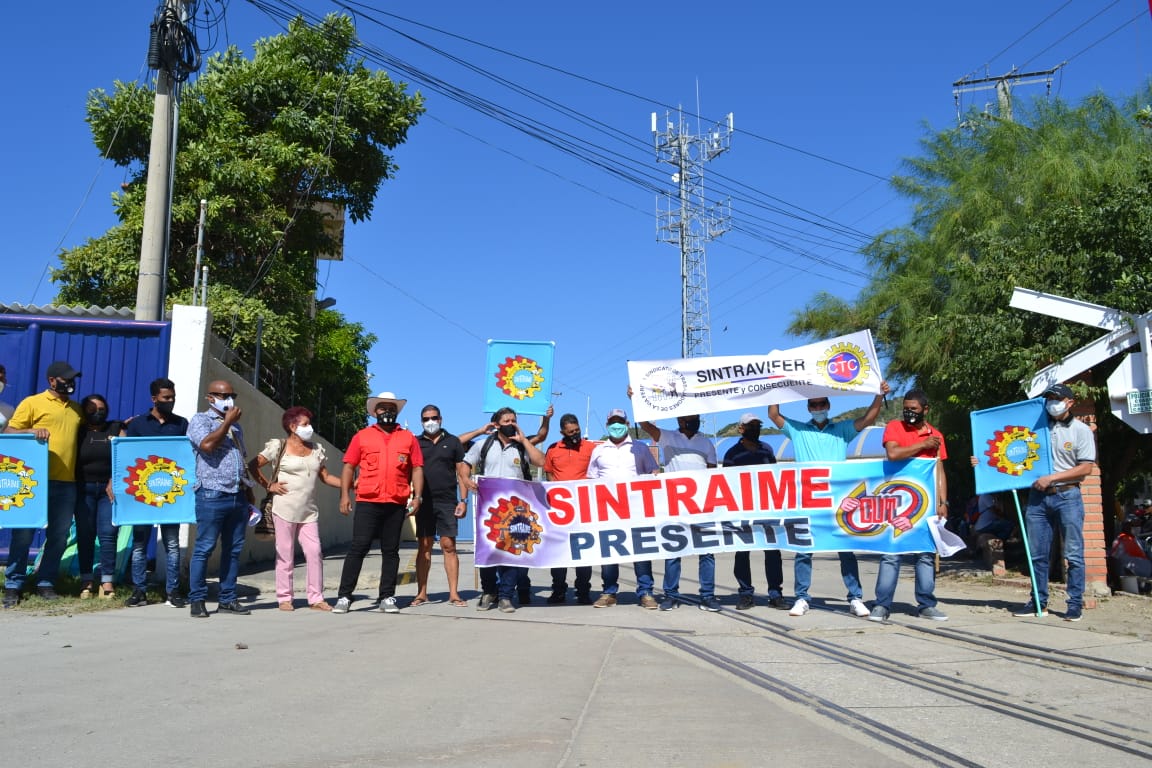 Un grupo de sindicalistas protestó en la entrada de Fenoco, este lunes.