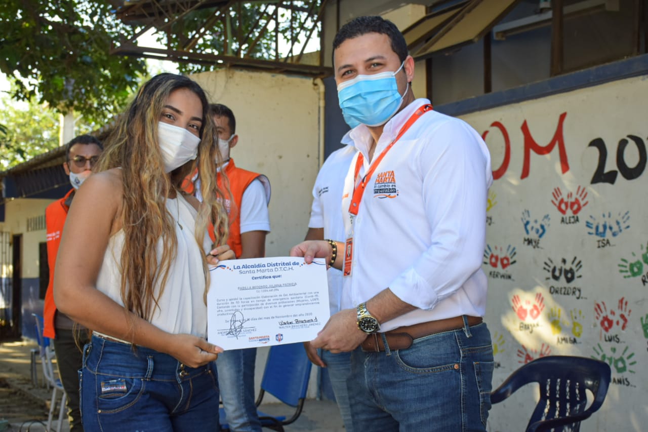 Entrega de certificados a los jóvenes.