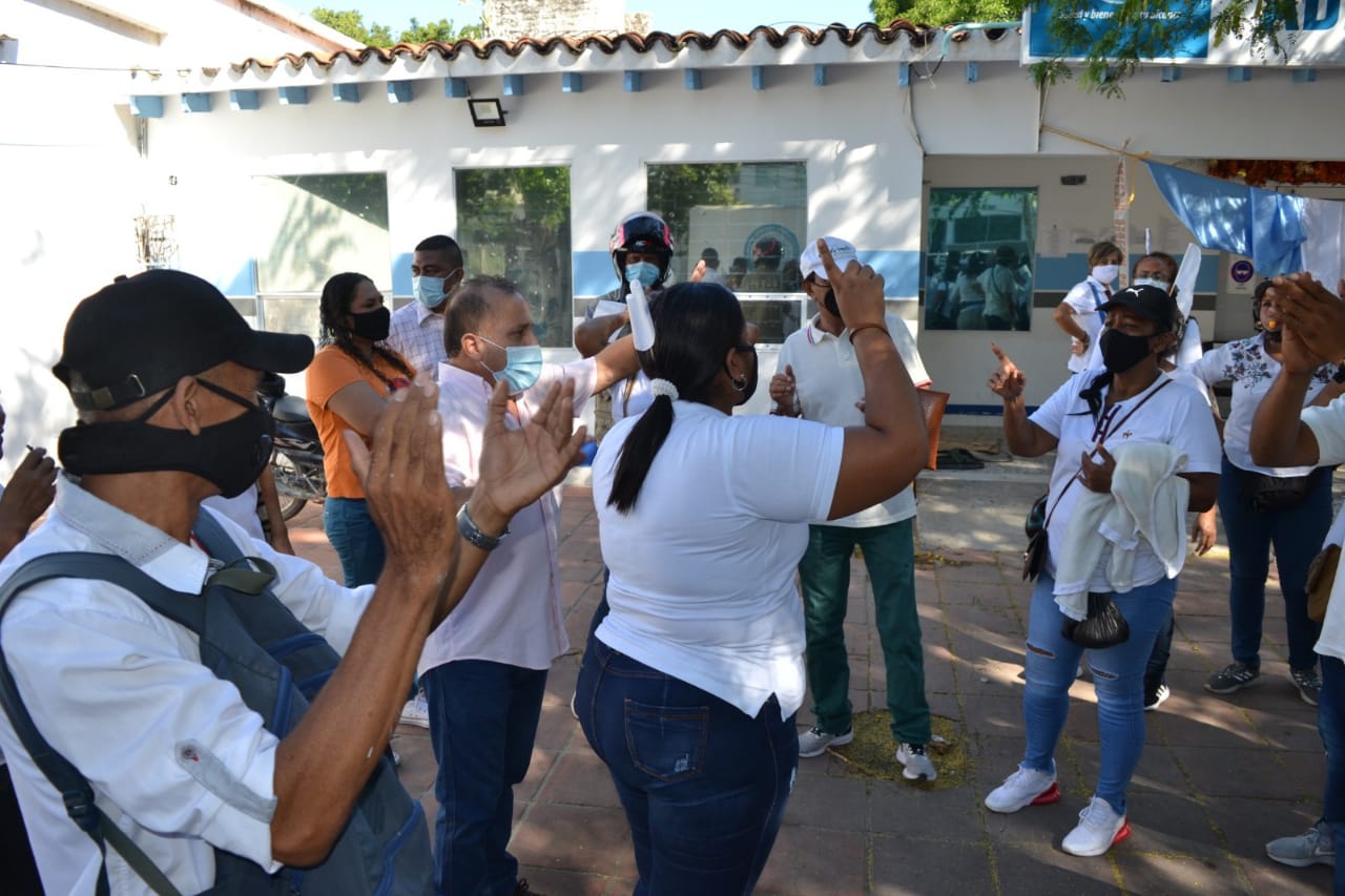 Protesta de extrabajadores en la sede administrativa de la ESE.