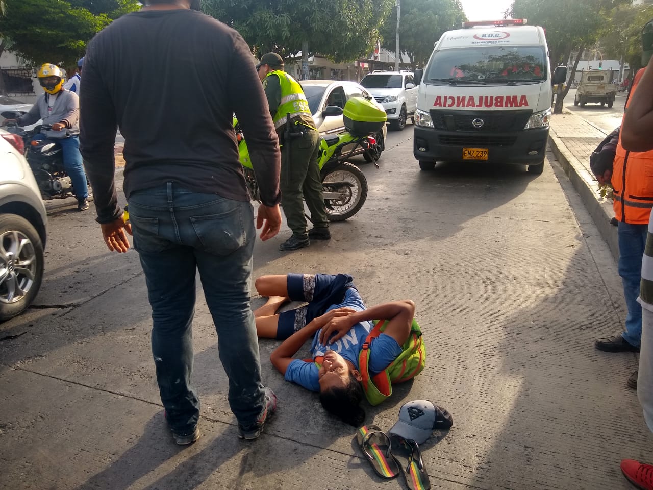 El ciclista quedó en el suelo lesionado hasta que llegó una ambulancia para trasladarlo a la clínica Bahía.