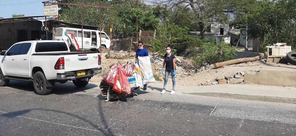 En compañía de amigos Daniela ha recorrido las calles de Santa Marta