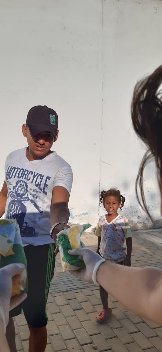 Habitantes que la luchan en la calle también recibieron donaciones en Santa Marta.