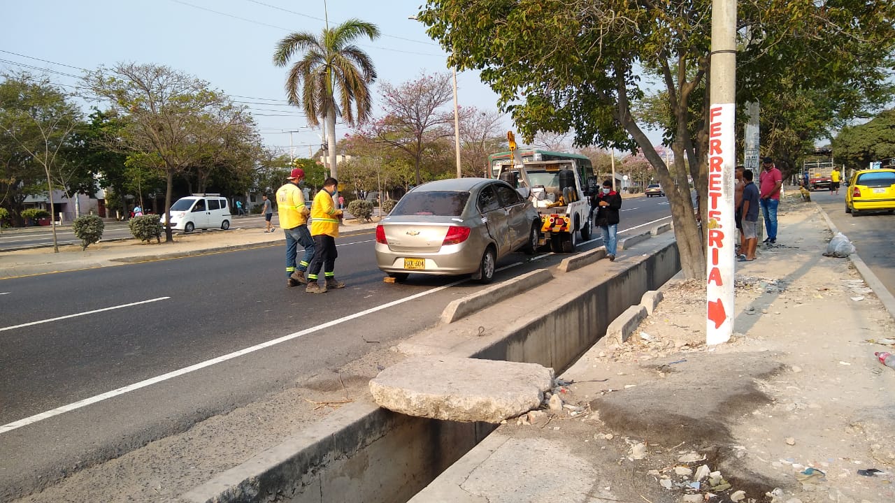 Carro involucrado en accidente en la Circunvalar.