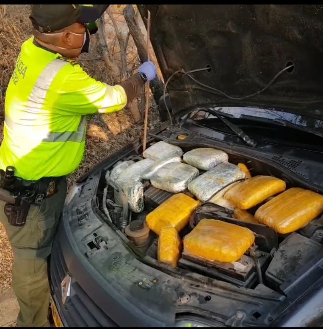 Caleta de marihuana que hallaron las autoridades en un vehículo.