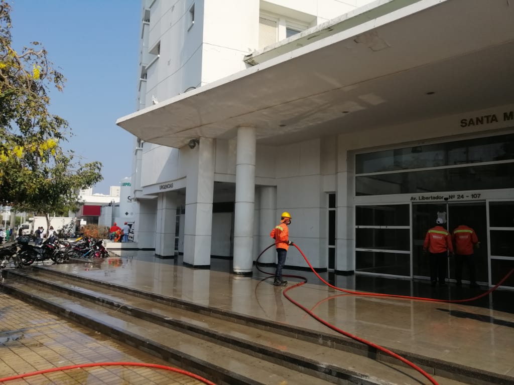 Para la limpieza del edificio destinaron un carrotanque de agua.