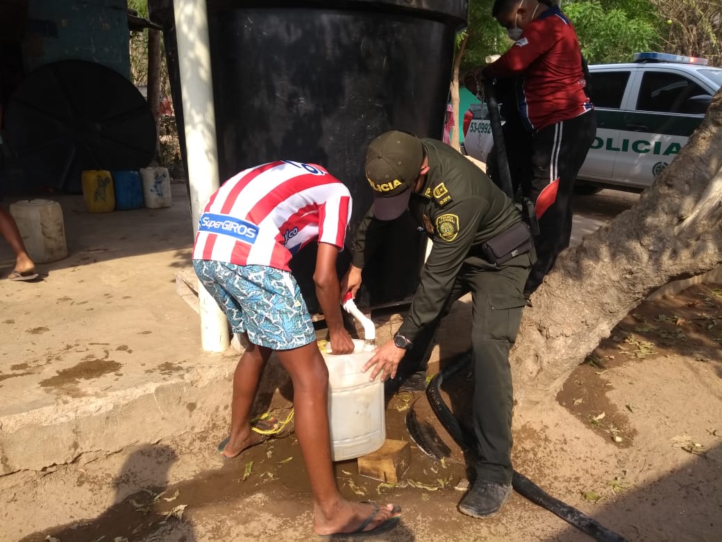 Entrega de agua potable en Zona Bananera.