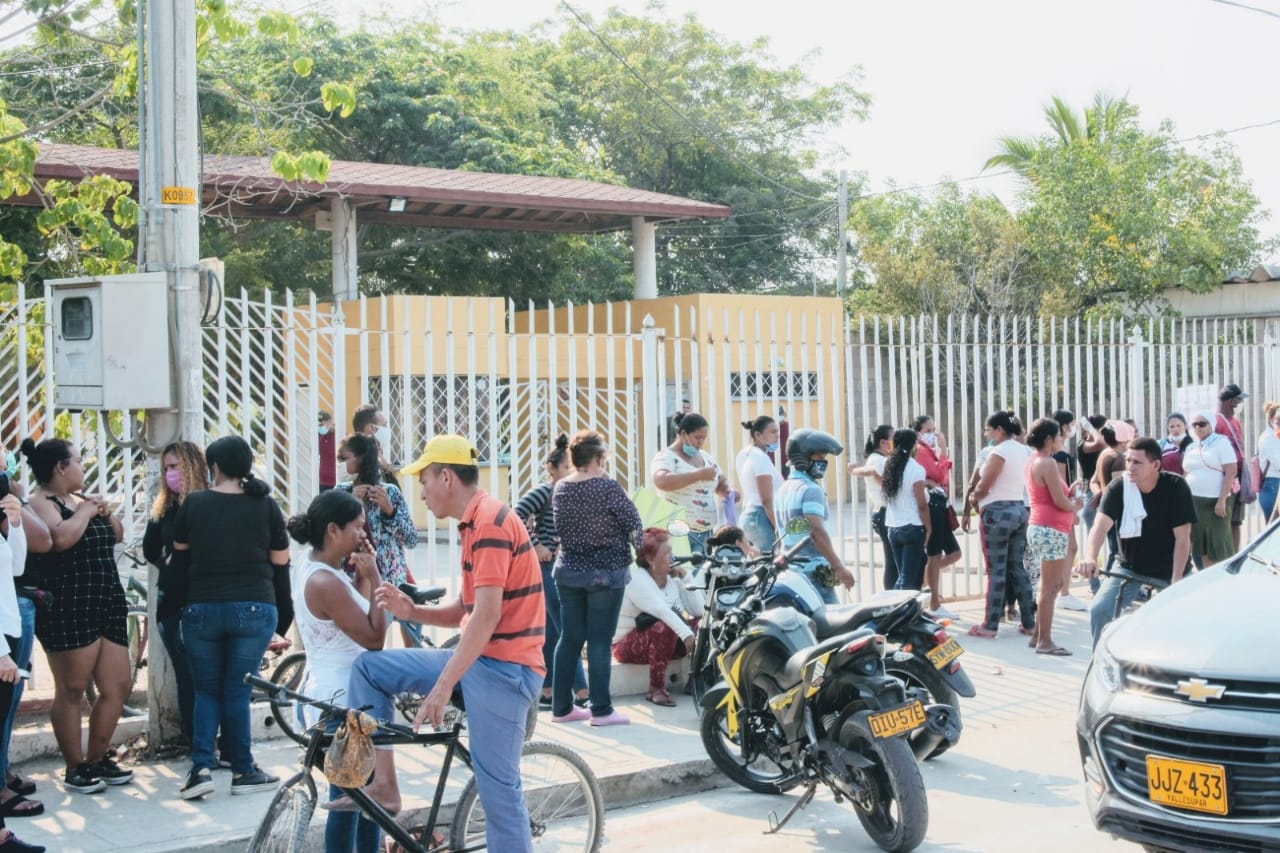 Desde temprano se aglomeraron las familias que iban a recibir los mercados.