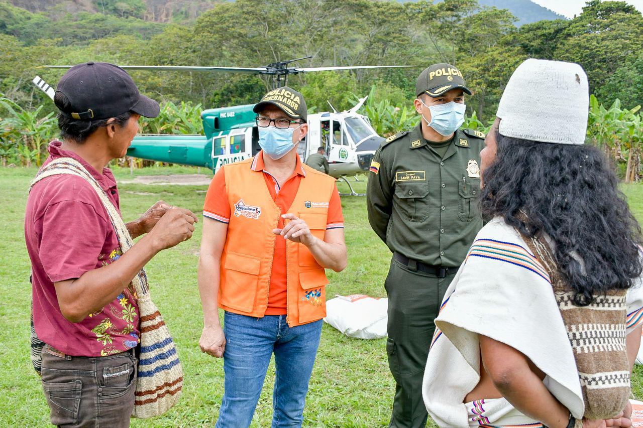 La Gobernación entregó las ayudas gracias al apoyo del helicóptero de la Policía.