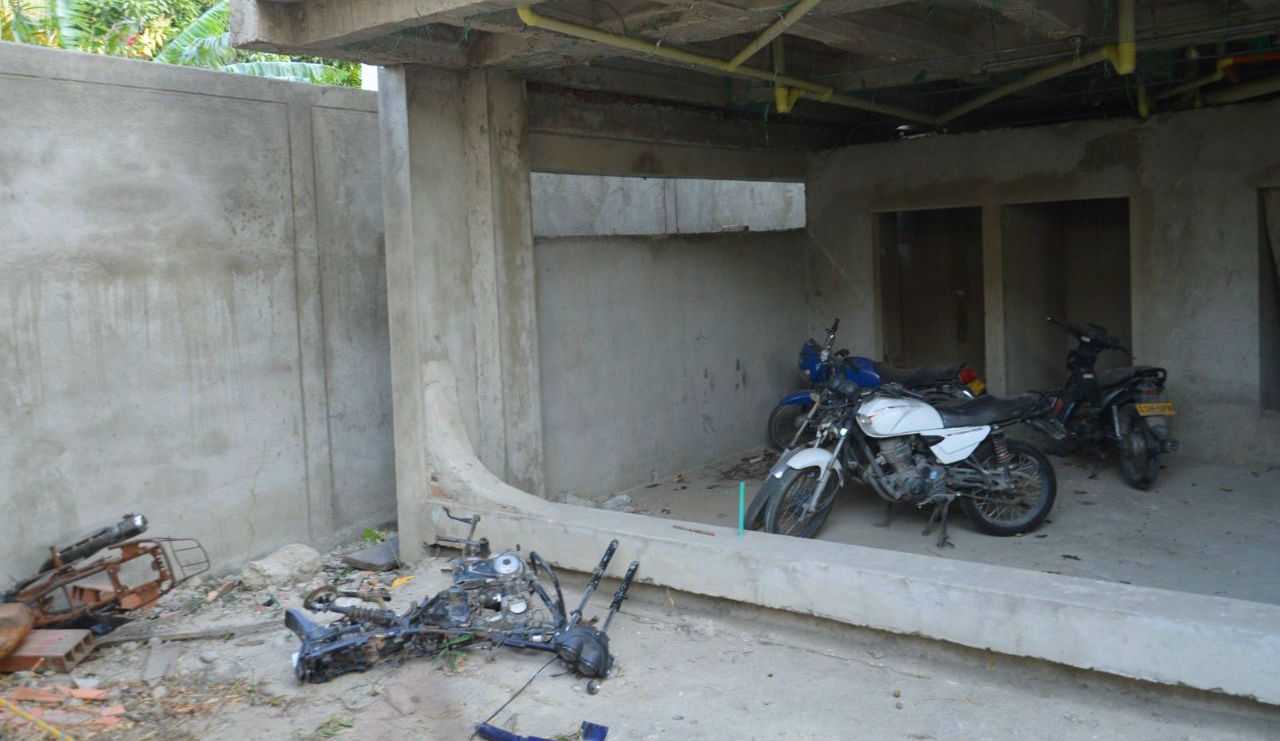 El Centro de Salud de Mamatoco fue derribado y aún permanece sin reconstruir. Hoy lo usan de parqueadero de motos.