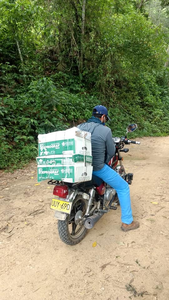 En motos y motocarro llevan el material educativo a las zonas rurales. 