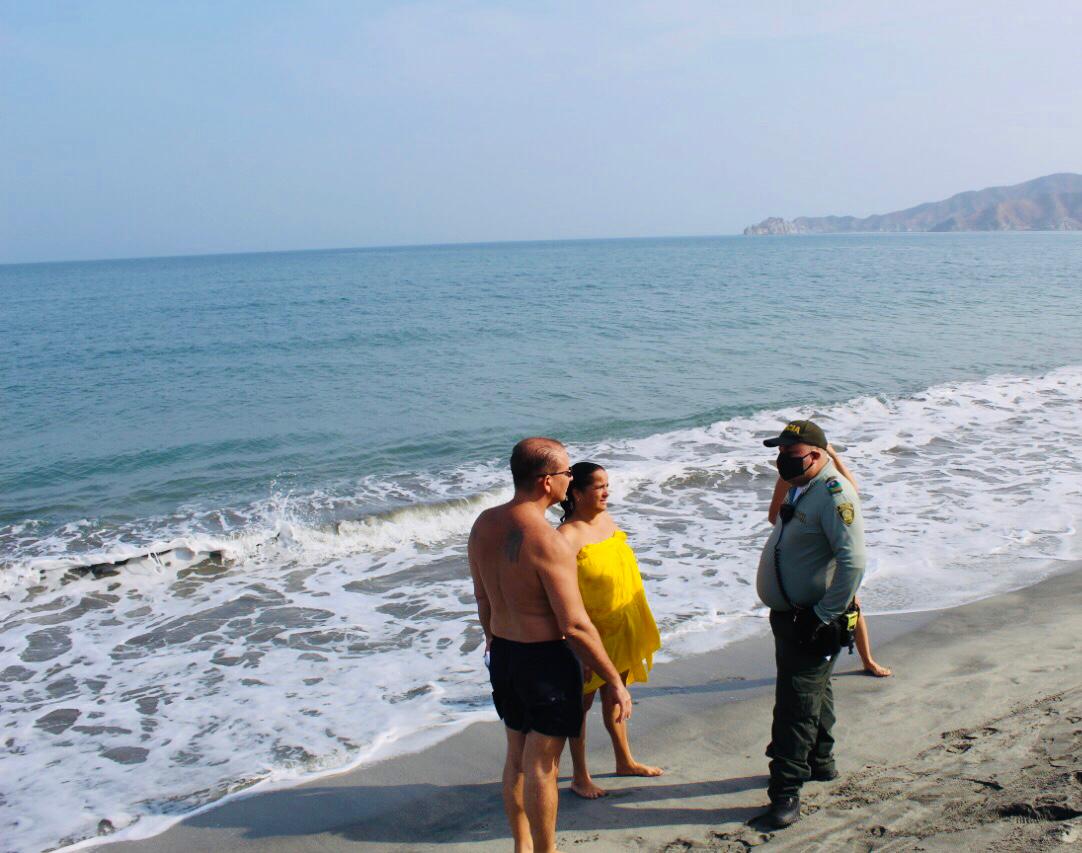 Personas sorprendidas en playas.