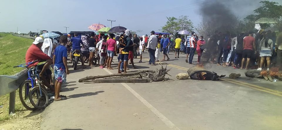 Protestas en la vía de la Prosperidad por la entrega de mercados en Sitionuevo.