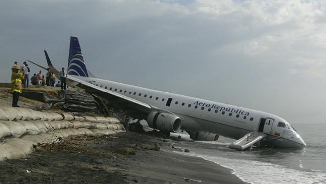Imagen del avión de Aerorepública que se salió de la pista hace casi 13 años, en 2007.