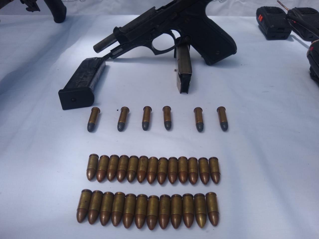 Dentro de las armas encontraron una pistola 9 milímetros, 