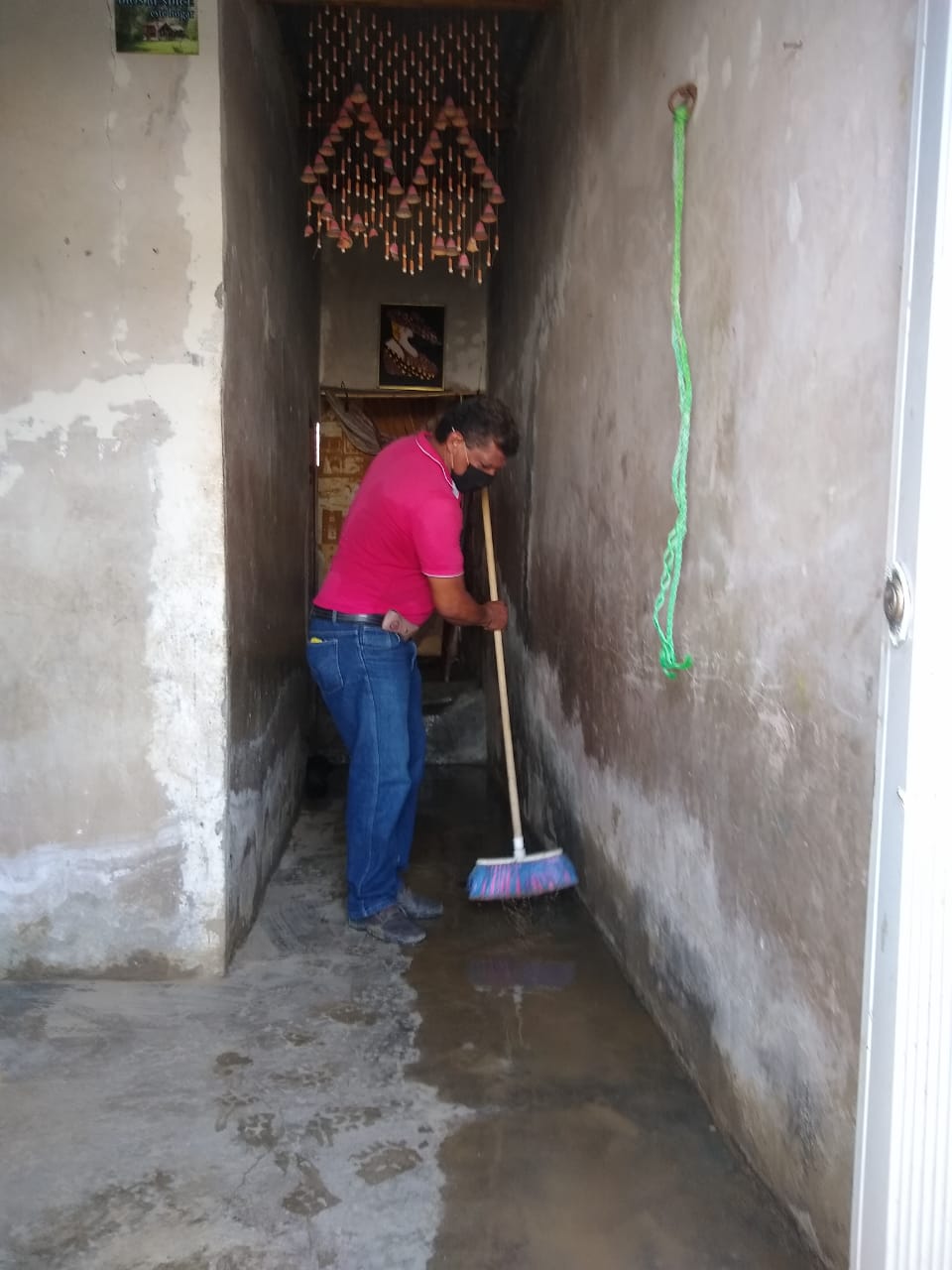 El señor Eliseo dice que siempre que toca el suministro del vital líquido le toca estar sacando agua de su casa.