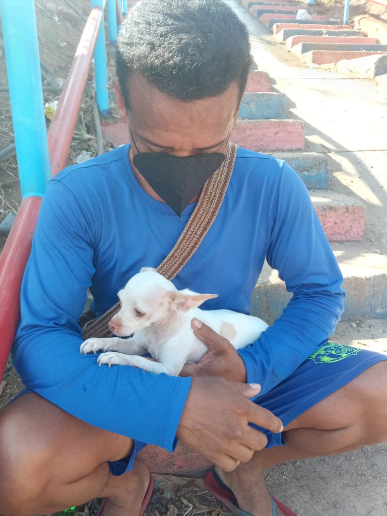 Javier el hombre que encontró a la perra