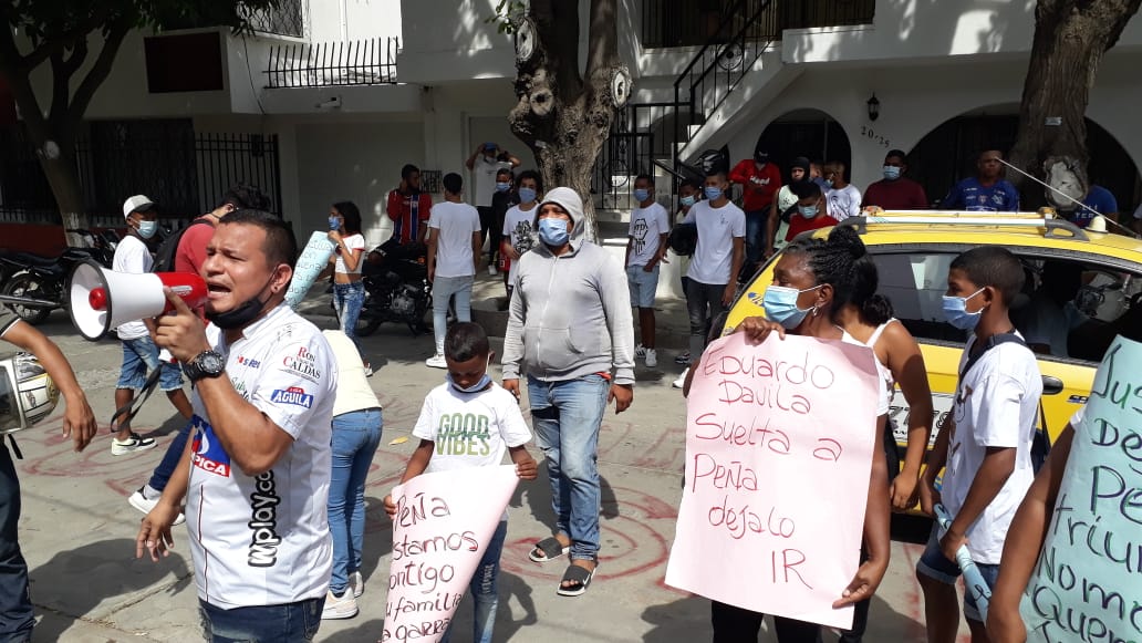 Con pancartas los familiares protestaron en las afueras de la sede del Unión. 