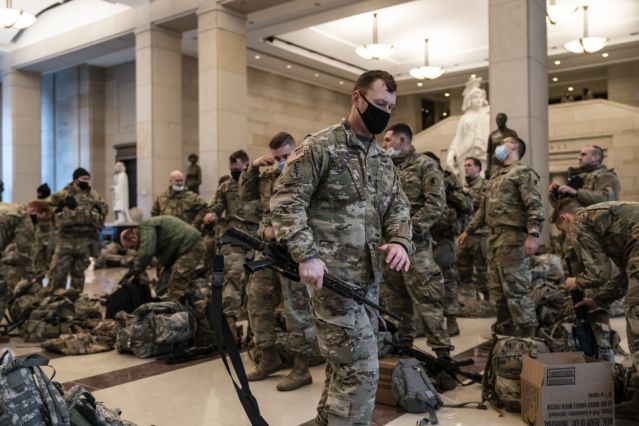 Militares en el Capitolio de los Estados Unidos.