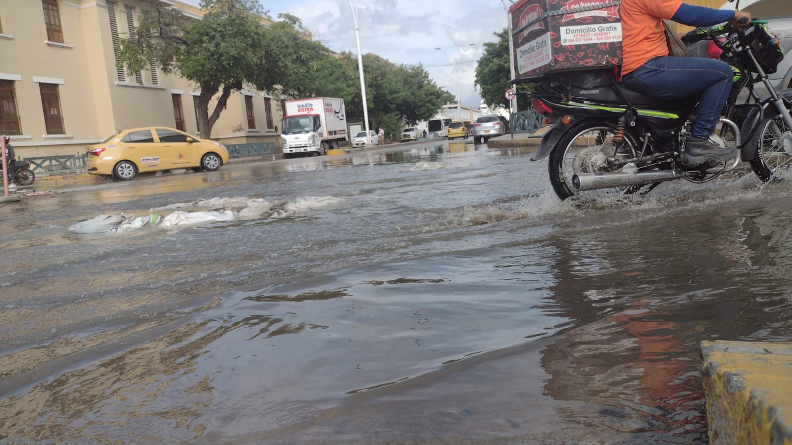 Aguas negras en la zona. 