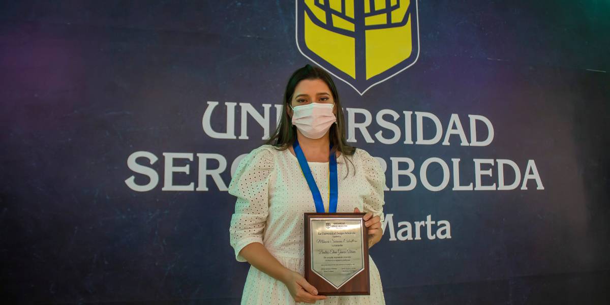 Mónica Saravia Caballero recibió la distinción por parte de la Sergio Arboleda.