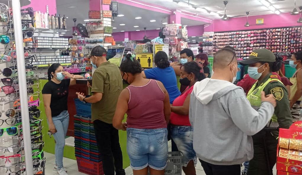 Policías en el sector comercial.