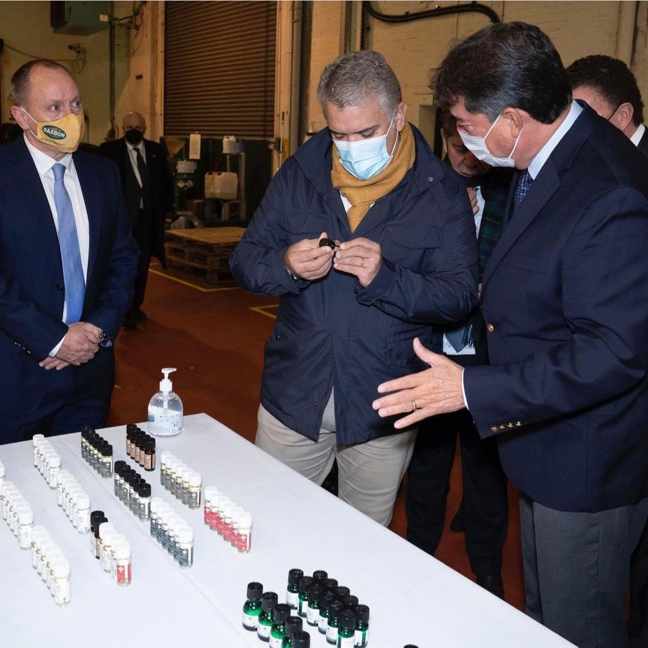 Iván Duque y Manuel Julián Dávila, en la planta de Daabon en Escocia.