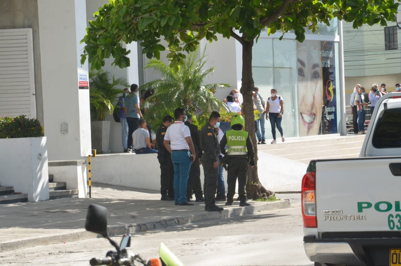 Al frente de los hechos funcionan oficinas del Distrito y la Gobernación. 