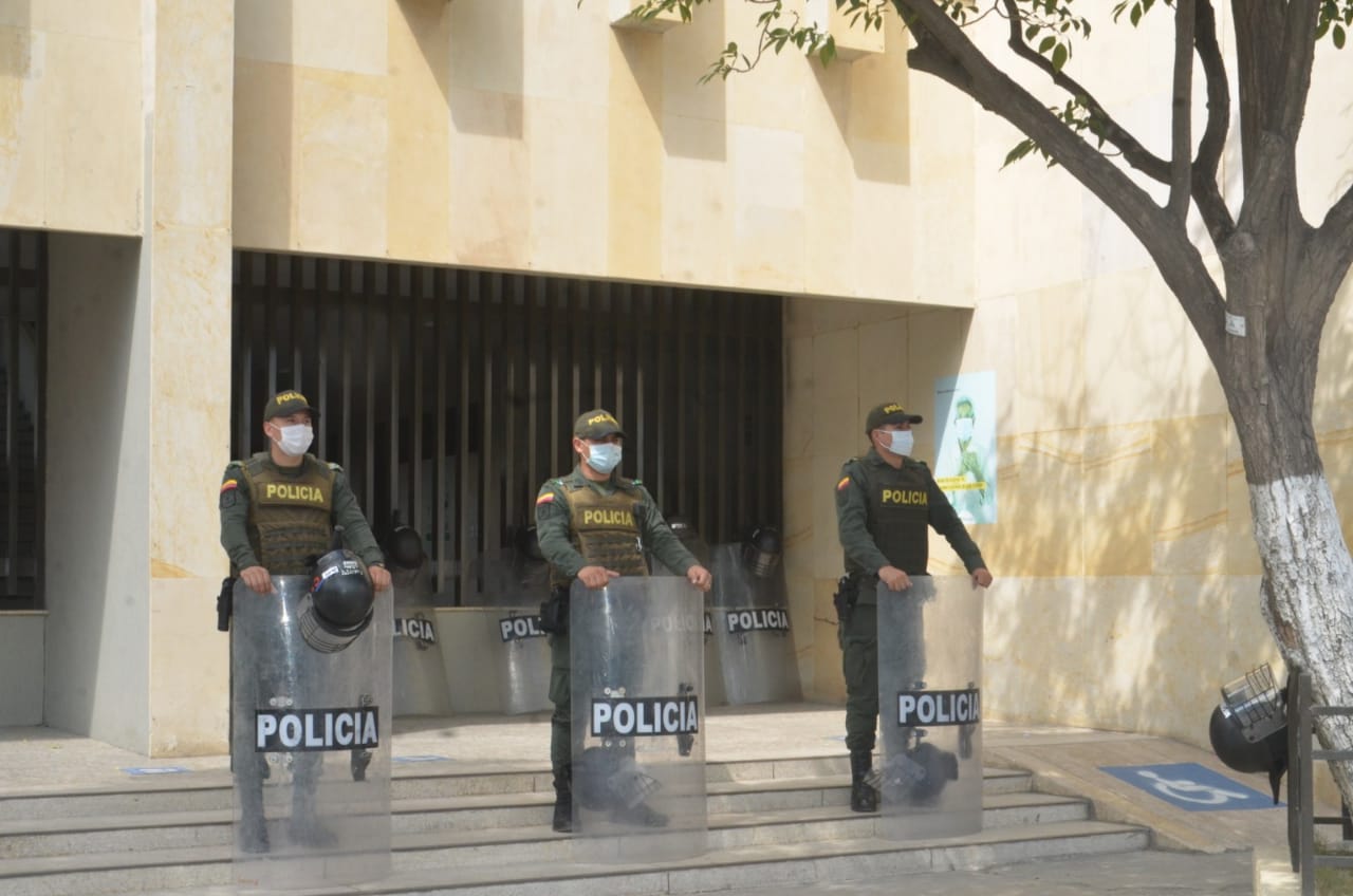 Ya hay policías custodiando las instalaciones administrativas de la Sociedad Portuaria.