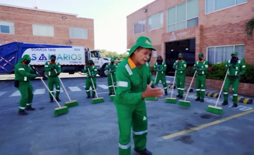 Imagen del video musical de Operarios de Barrido.